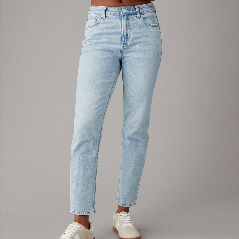 America Eagle Strigid High-waisted tapered leg in light wash Women’s size 2